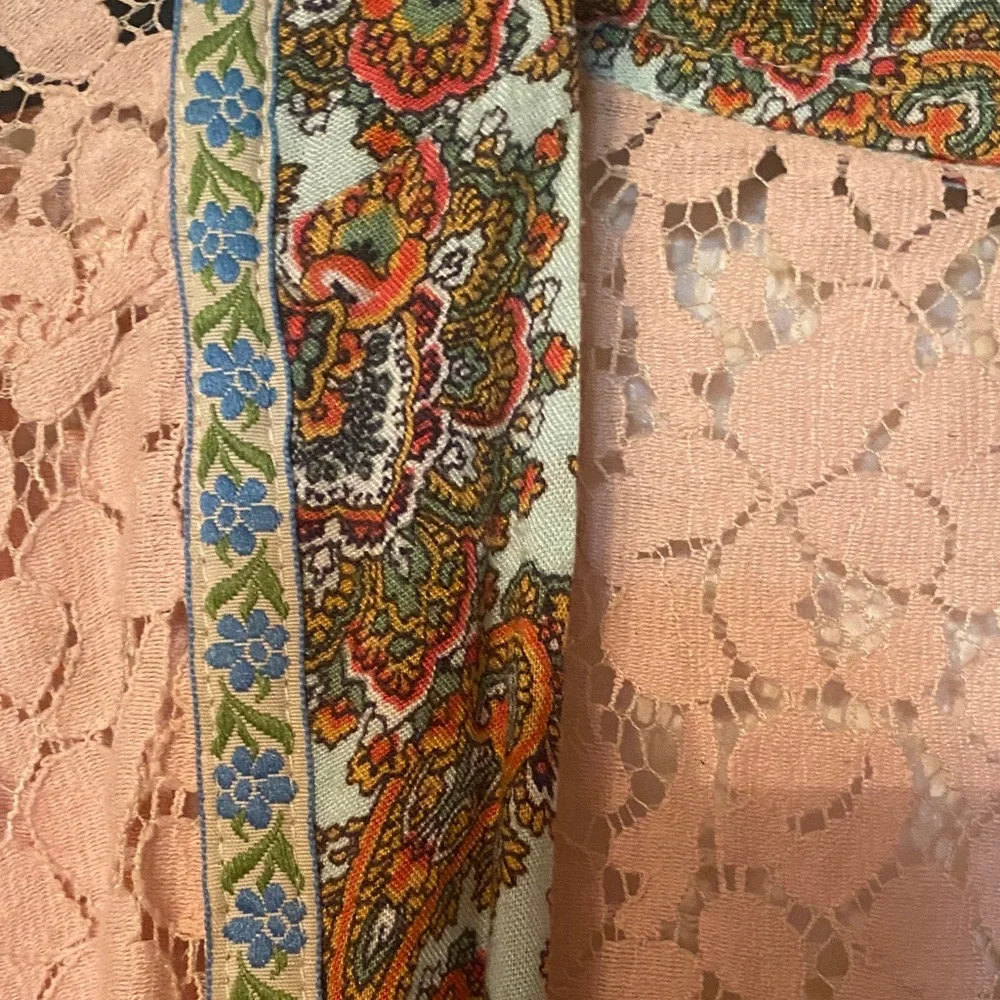 Ivy Jane Blush Lace Kimono with Vibrant Trim - Picture 4 of 7